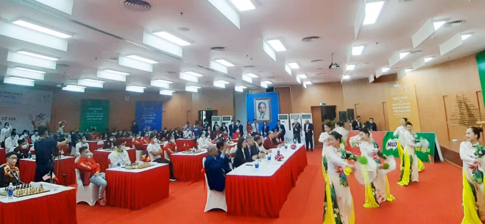 Lễ khai mạc diễn ra ngắn gọn với các tiết mục biểu diễn truyền thống, thu hút sự chú ý của đại biểu, quan khách và VĐV.