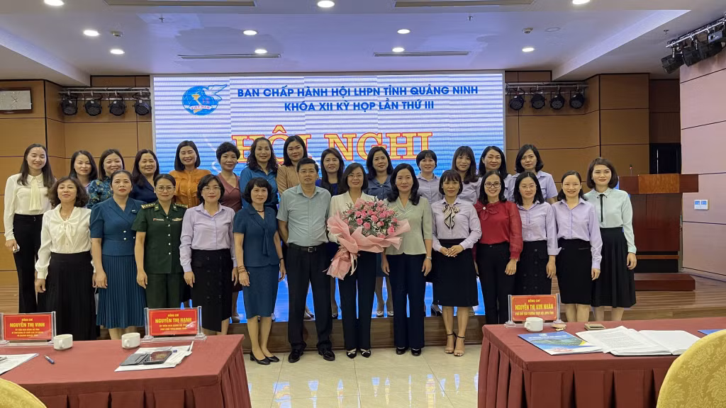Tặng hoa chúc mừng tân Chủ tịch Hội LHPN tỉnh khóa XII, nhiệm kỳ 2021 - 2026