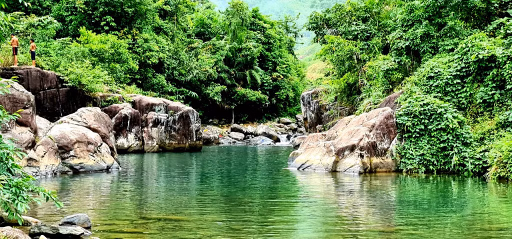 Thác nước xã Đại Dực, huyện Tiên Yên là một trong điểm du lịch hấp dẫn du khách.