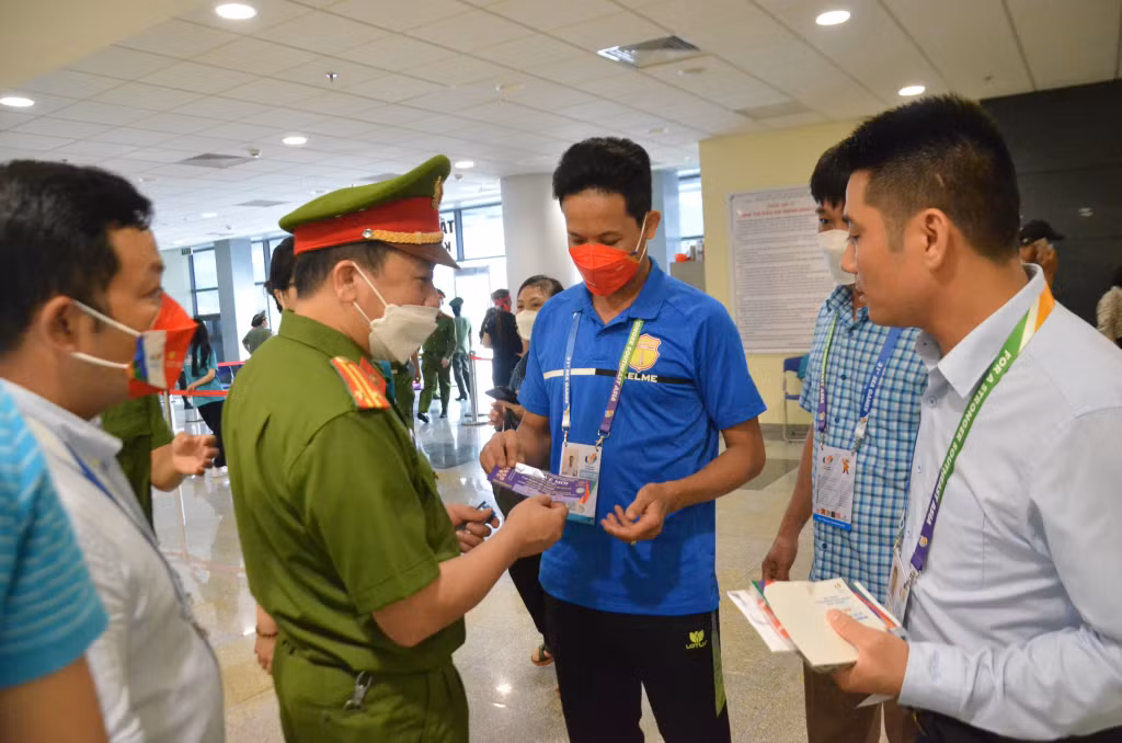 Bộ phận an ninh kiểm tra vé vào sân của các cổ động viên.