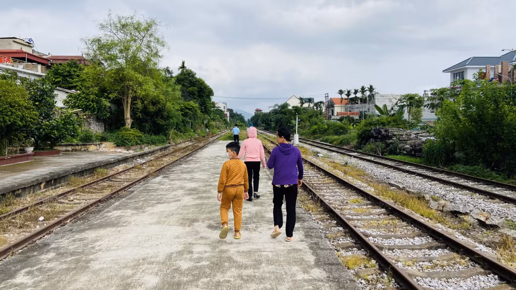 Cần rà soát lại sự cần thiết của dự án và triển khai các giải pháp đẩy nhanh tiến độ dự án để sớm ổn định đời sống của hơn 3.600 hộ dân dọc theo tuyến đường sắt.
