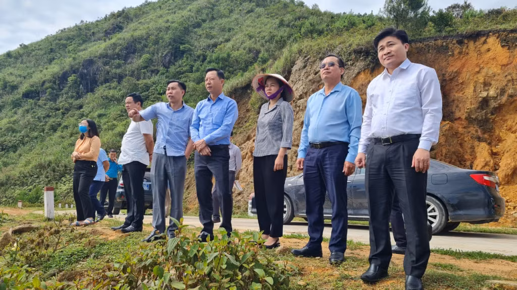 Đồng chí Lê Văn Ánh, Phó Chủ tịch HĐND tỉnh, kiểm tra hệ thống hạ tầng giao thông kết nối, liên thông tại xã Đồng Văn, huyện Bình Liêu.