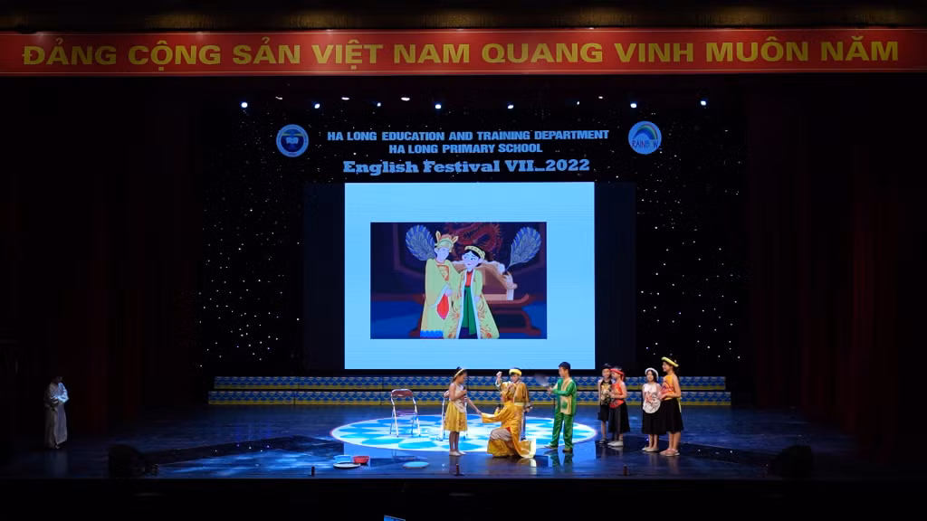 Hài hước với phần kể chuyện Tấm Cám bằng tiếng Anh qua sự trình diễn của các "diễn viên nhí".