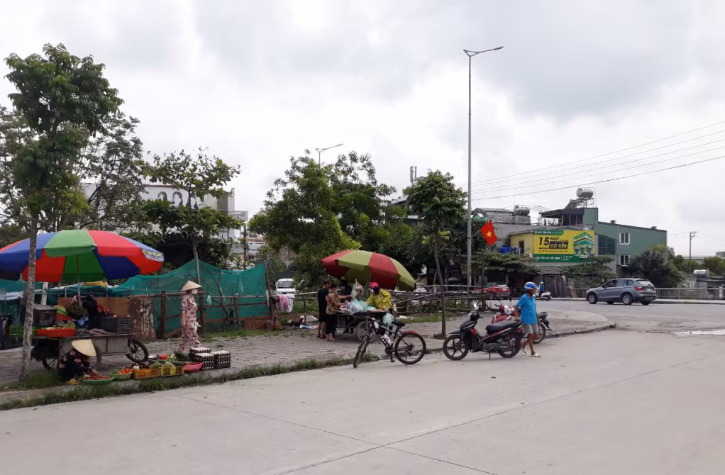 Mặc dù chưa vào giờ cao điểm song việc lấn chiếm vỉa hè để kinh doanh cùng các phương tiện dừng, đỗ dưới lòng đường đã gây mất an toàn giao thông.