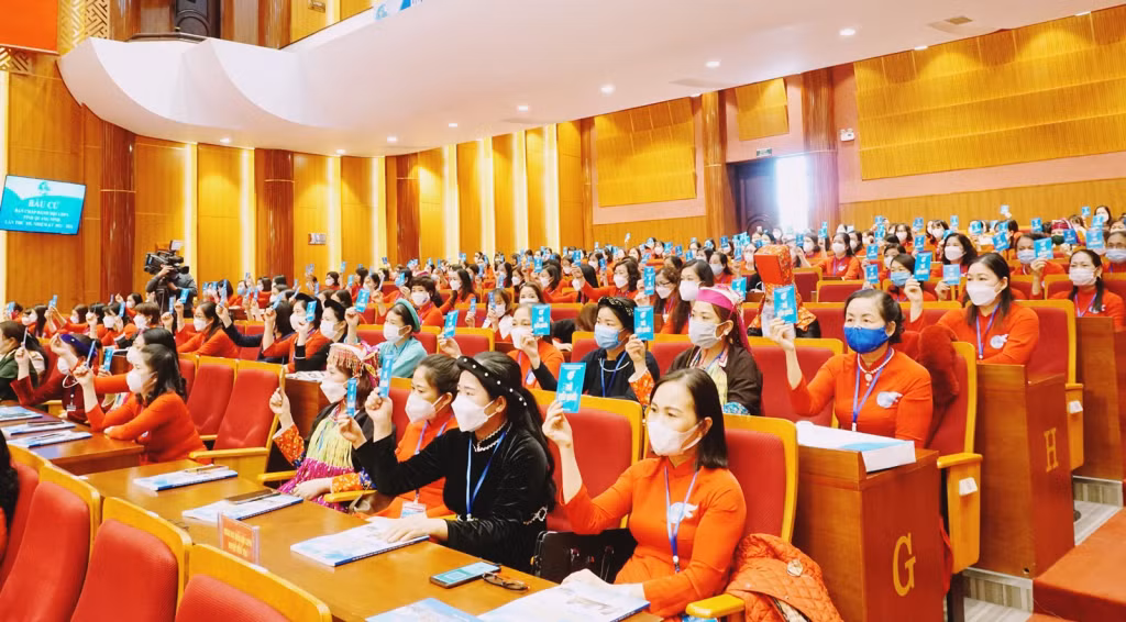 Các đại biểu biểu quyết thông qua Nghị quyết Đại hội Đại biểu Phụ nữ tỉnh Quảng Ninh lần thứ XII, nhiệm kỳ 2021-2026.
