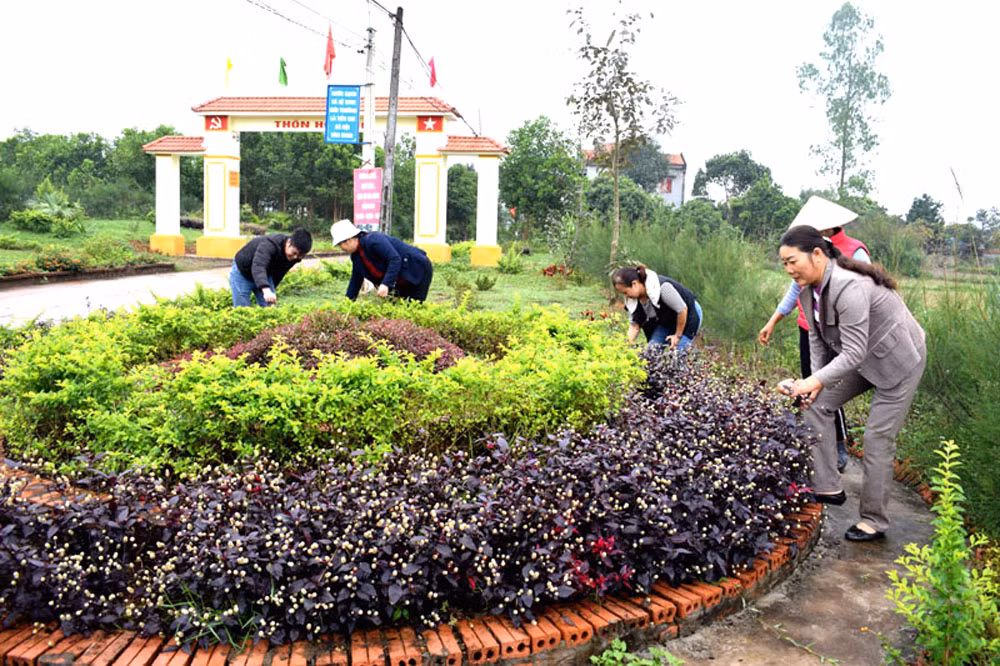 Từ khu vực trước đây là bãi rác lớn ở thôn Hội Phố, xã Đông Hải (Tiên Yên), chị em phụ nữ xã đã làm thành vườn hoa thân thiện môi trường