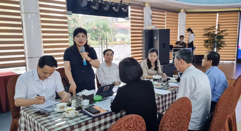 Đồng chí Nguyễn Thị Thu Hà, Phó Trưởng đoàn ĐBQH tỉnh phát biểu thảo luận.