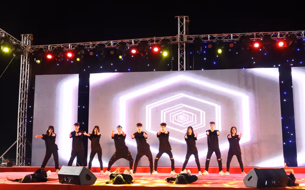 Mà trình diễn Going Crazy của nhóm nhảy Trường Tiểu học-THCS-THPT Lê Thánh Tông.