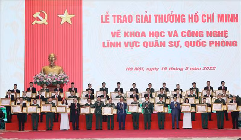 Chủ tịch nước Nguyễn Xuân Phúc cùng các đồng chí lãnh đạo Bộ Quốc phòng trao Giải thưởng Hồ Chí Minh về khoa học, công nghệ lĩnh vực quân sự, quốc phòng cho các tác giả. (Ảnh: Trọng Đức/TTXVN)