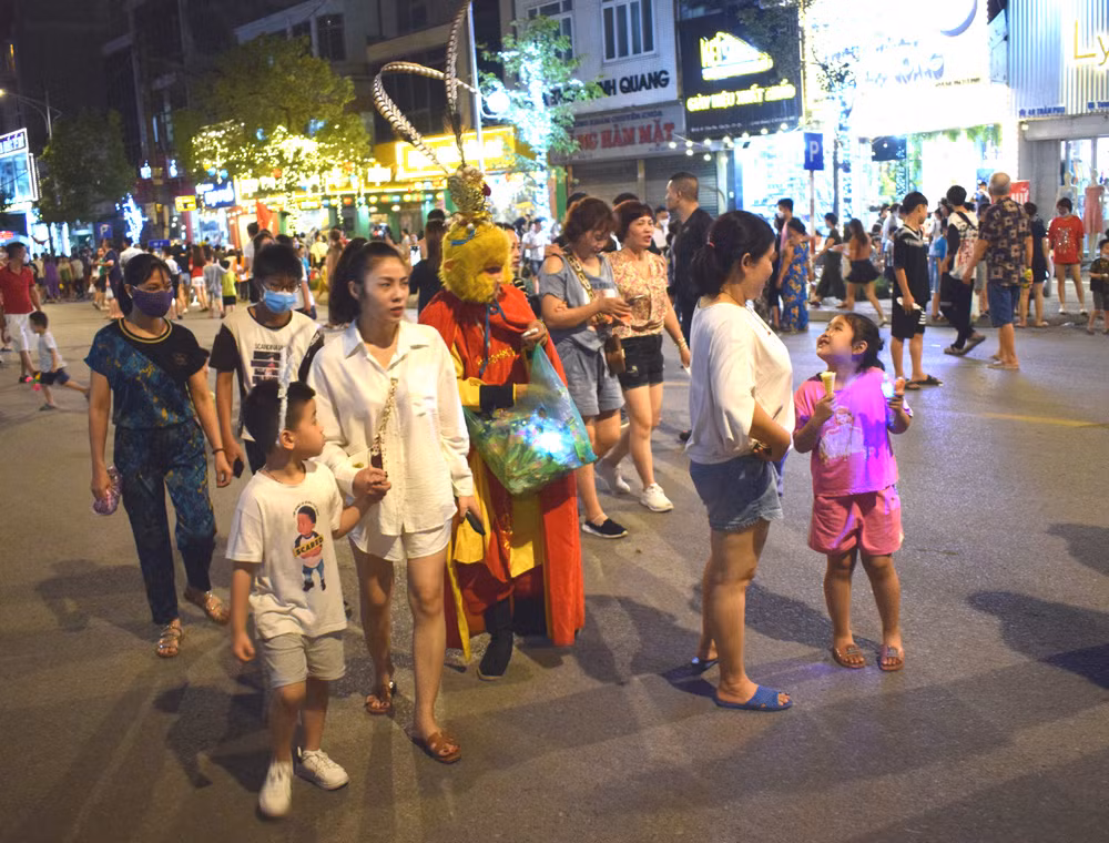 “Tôn Ngộ Không” xuống núi cùng hòa nhập vào dòng người