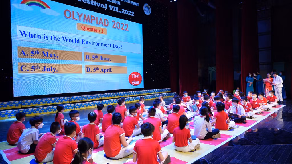 Học sinh khối 4 và 5 tham gia phần thi Olympiad với các câu hỏi Tiếng Anh thú vị.