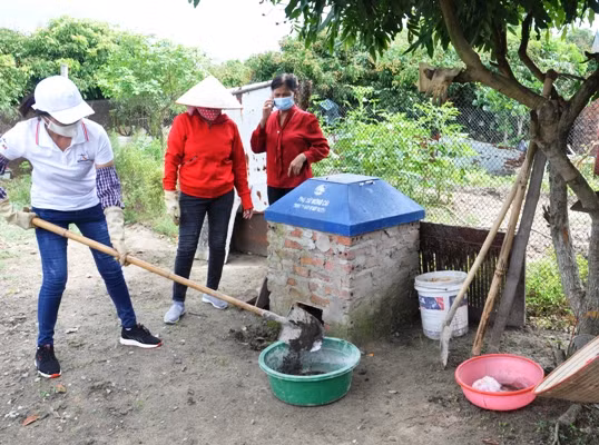 Hội viên Hội Liên hiệp Phụ nữ Móng Cái thực hiện mô hình phân loại rác, ủ phân hữu cơ vi sinh, biến rác thải thành tiền.