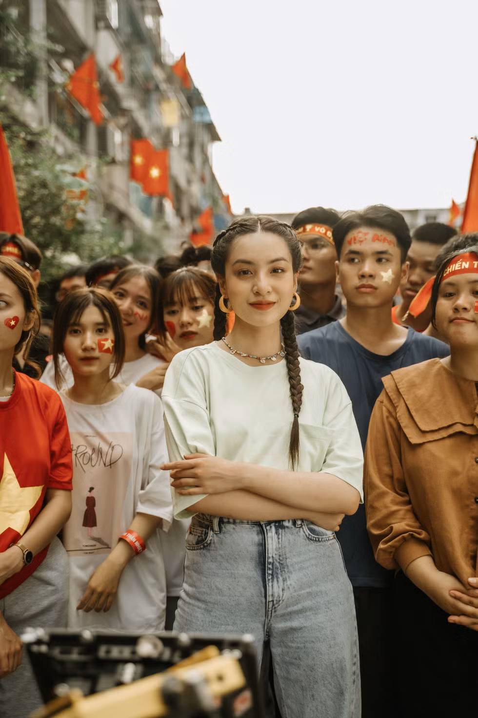 MV cổ động bóng đá của Đen Vâu và Trần Tiến: Nhiều lời khen và cả góp ý - Ảnh 7.