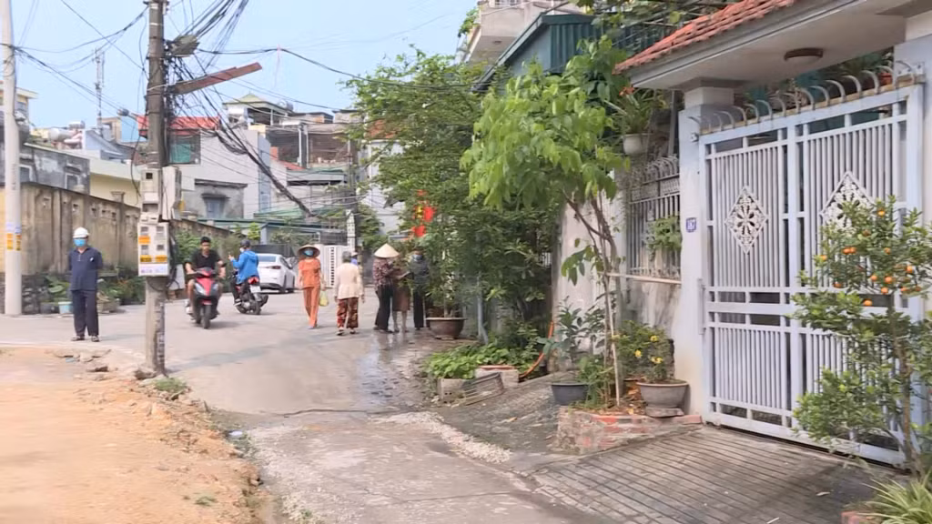 Khu dân cư xung quanh có cốt thấp hơn so với dự án, chưa có hệ thống đấu nối cống thoát nước, nên mỗi khi có mưa lại gây ngập lụt.