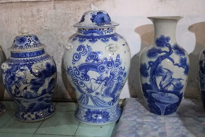 Gốm sứ Móng Cái từng được bày bán tại chợ Viềng, Nam Định.
