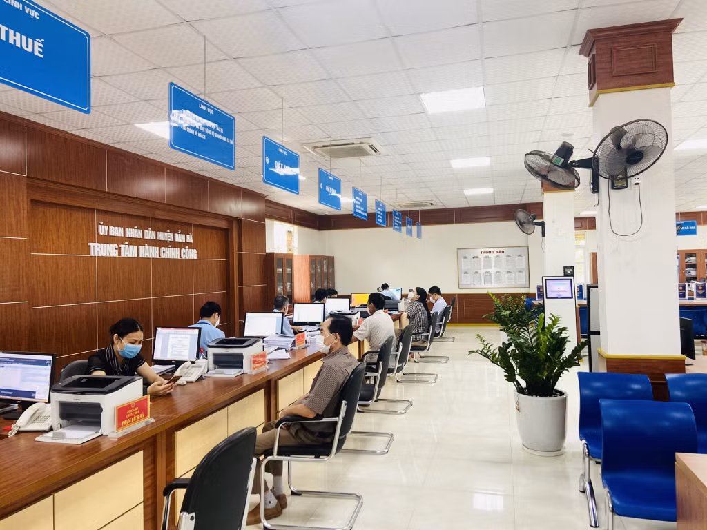 Người dân làm thủ tục hành chính tại Trung tâm HCC huyện Đầm Hà.