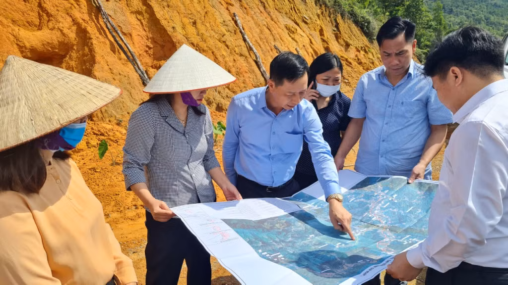 Đồng chí Lê Văn Ánh, Phó Chủ tịch HĐND tỉnh, kiểm tra hiện trạng tuyến đường liên xã Húc Động - Đồng Văn - Cao Ba Lanh kết nối đến Quốc lộ 18C, huyện Bình Liêu.