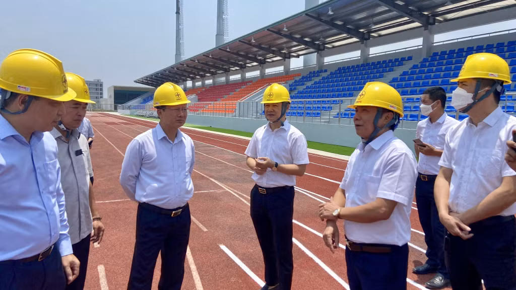 Đoàn công tác kiểm tra phương án cấp điện tại Nhà thi đấu đa năng 5.000 chỗ ngồi (phường Đại Yên, TP Hạ Long).