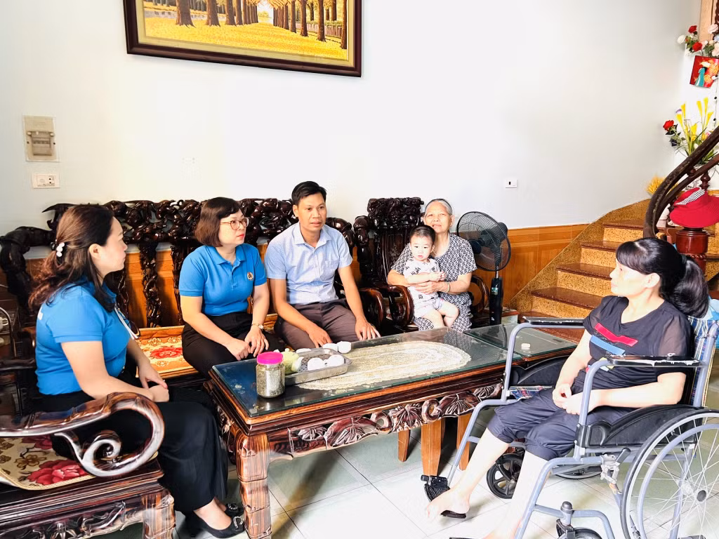 Công đoàn ngành Xây dựng Quảng Ninh thăm công nhân bị tai nạn lao động ở Công ty CP Gốm xây dựng Giếng Đáy Quảng Ninh.