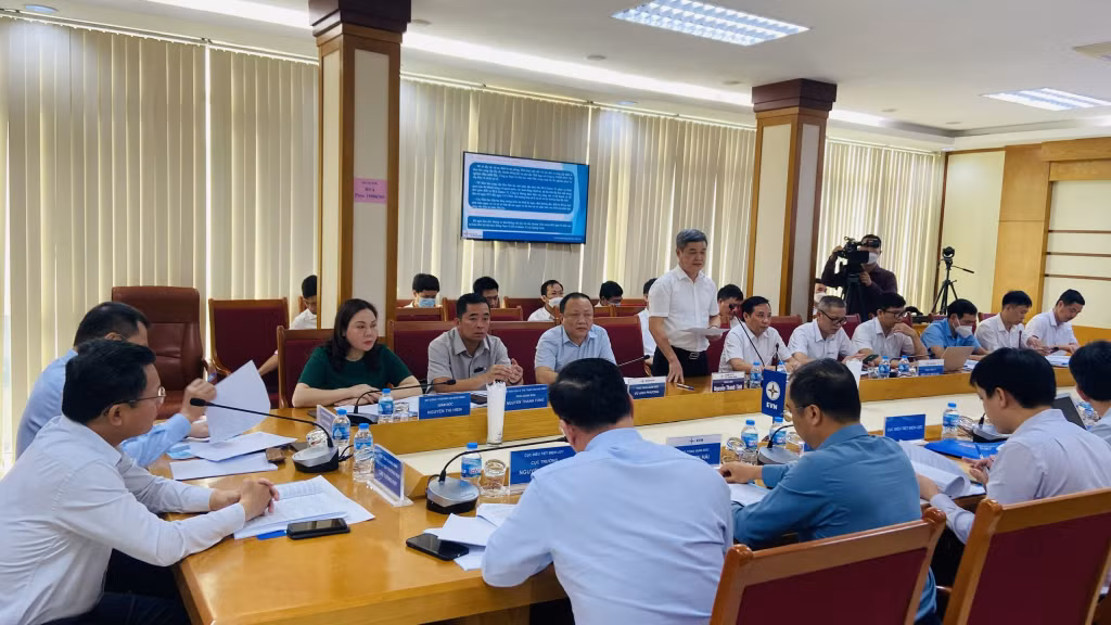 Ông Nguyễn Thanh Tĩnh, Giám đốc Công ty Điện lực Quảng Ninh báo cáo với đoàn công tác về tình hình cung cấp điện phục vụ SEA Games 31.