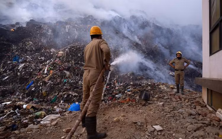 Nhiệt cao thậm chí khiến 1 bãi rác khổng lồ ở thủ đô New Delhi bốc cháy. (Ảnh: AP)