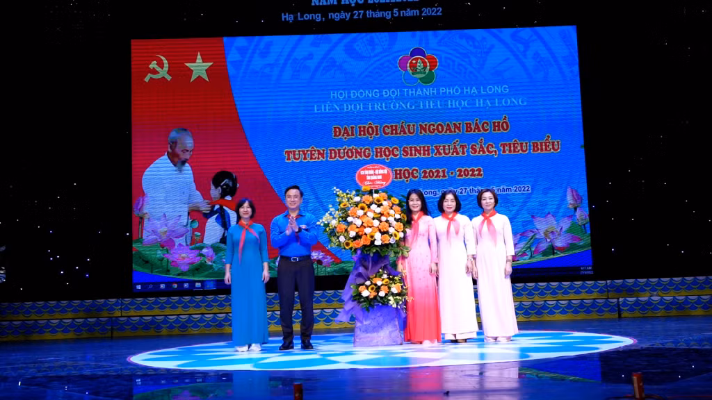 Đồng chí Hoàng Văn Hải, Bí thư Tỉnh Đoàn Quảng Ninh, tặng hoa chúc mừng Đại hội.