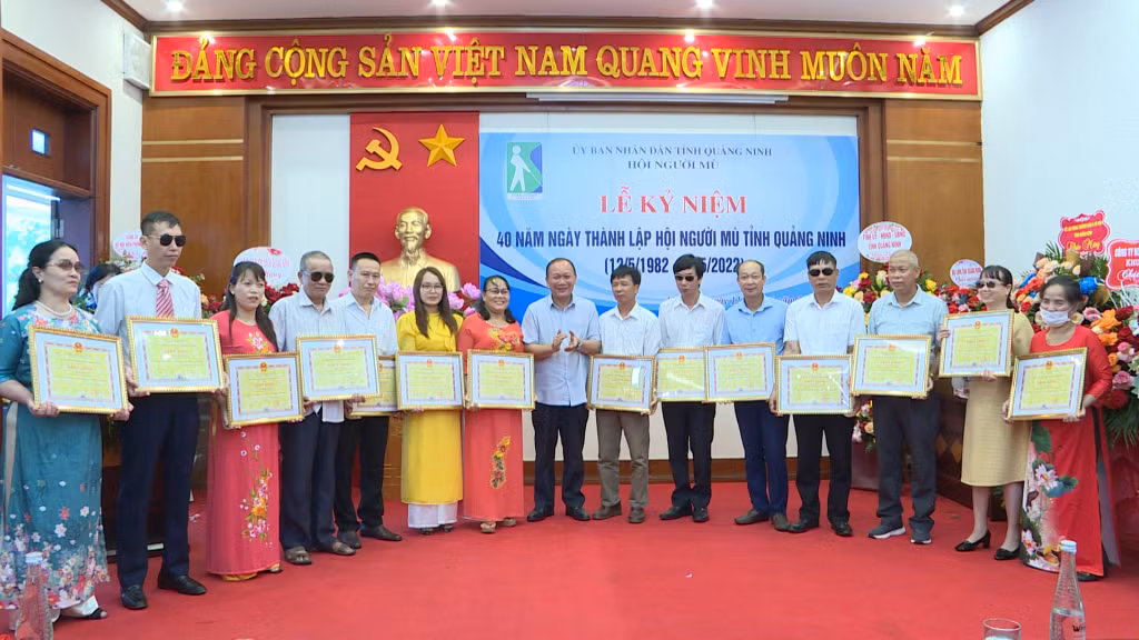 Các cá nhân, tập thể có thành tích xuất sắc trong công tác xây dựng và phát triển Hội Người mù tỉnh được nhận Bằng khen của Chủ tịch UBND tỉnh.
