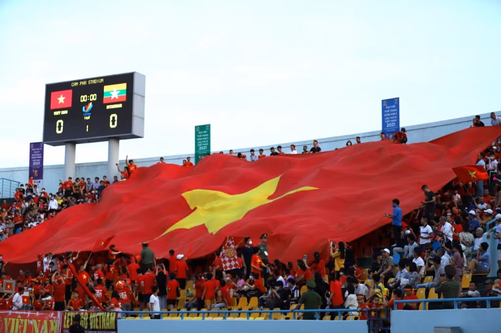 Đại kỳ tung bay trên sân vận động Cẩm Phả