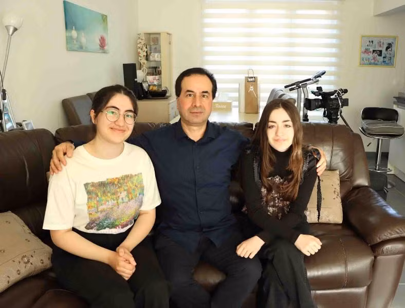Anh Ahmet Yasar và hai con gái.
