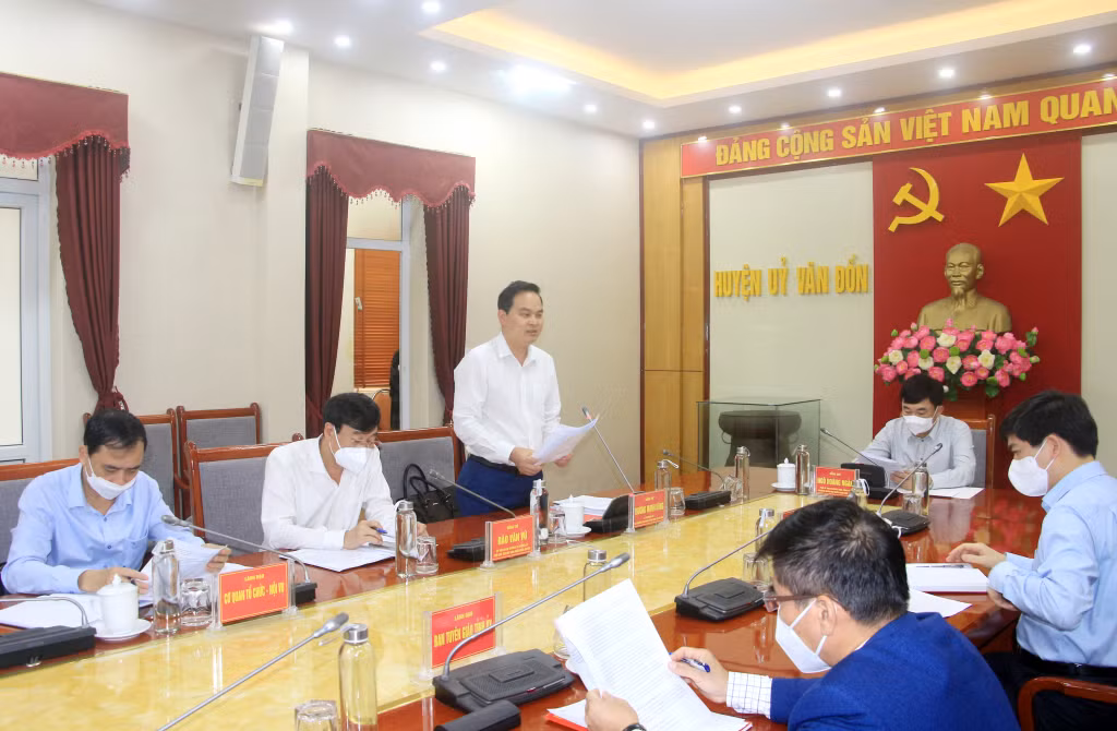 Lãnh đạo huyện Vân Đồn báo cáo với đoàn công tác của Tỉnh ủy về kết quả triển khai thực hiện Chỉ thị số 24-CT/TU ngày 18/2/2022 của Ban Thường vụ Tỉnh ủy về “Tổ chức đại hội chi bộ trực thuộc đảng bộ cơ sở và bầu trưởng thôn, bản, khu phố nhiệm kỳ 2022-2025”, ngày 29/3/2022.