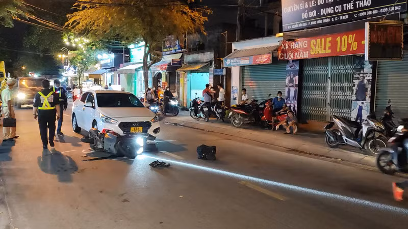 Chiếc xe máy, anh Đ. mượn của người thân để đi dạo thành phố trước khi về quê bị trượt dài trên đường sau sự cố truy đuổi cướp.