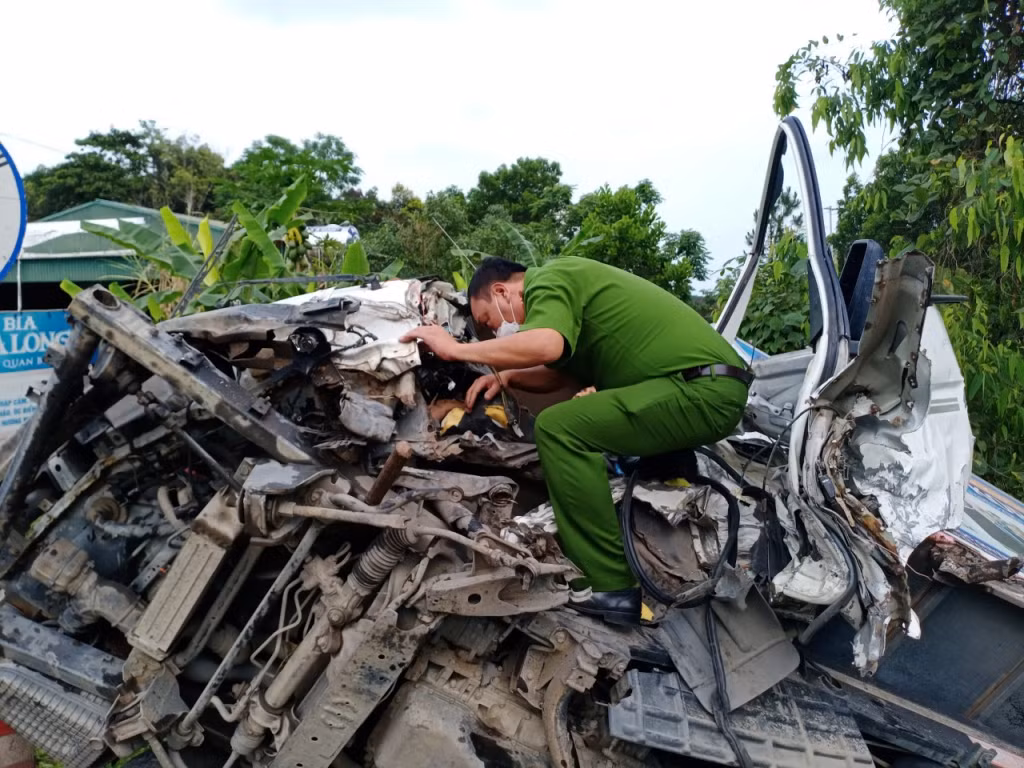 Cảnh sát PCCC tìm cách cứu tài xế mắc kẹt bên trong cabin.