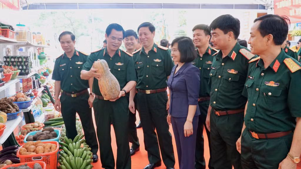 Các đại biểu tham quan gian trưng bày sản phẩm tăng gia của các đơn vị lực lượng vũ trang tỉnh.