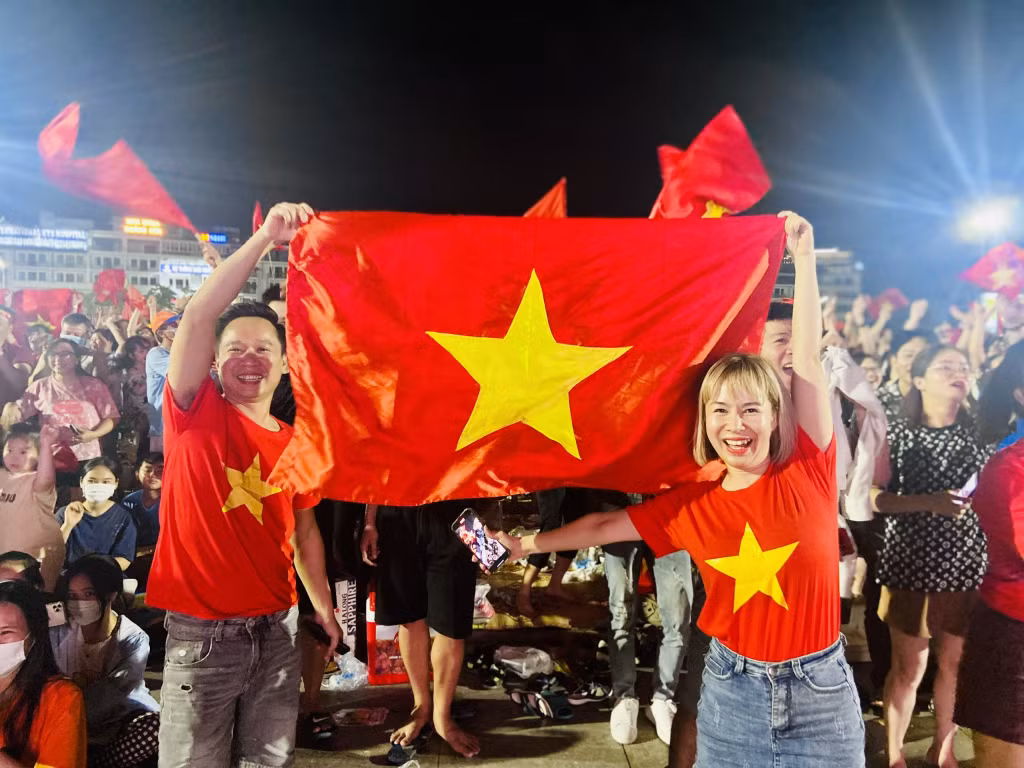 CĐV Đất mỏ bùng nổ khi Đội tuyển bóng đá nam U23 Việt Nam giành chiến thắng. 