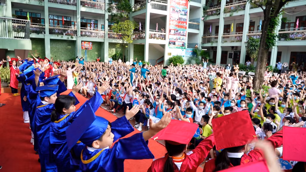 Khoảnh khắc xúc động khi học sinh toàn trường cùng vẫy tay chào tạm biệt các bạn học sinh khối lớp 5 của nhà trường.