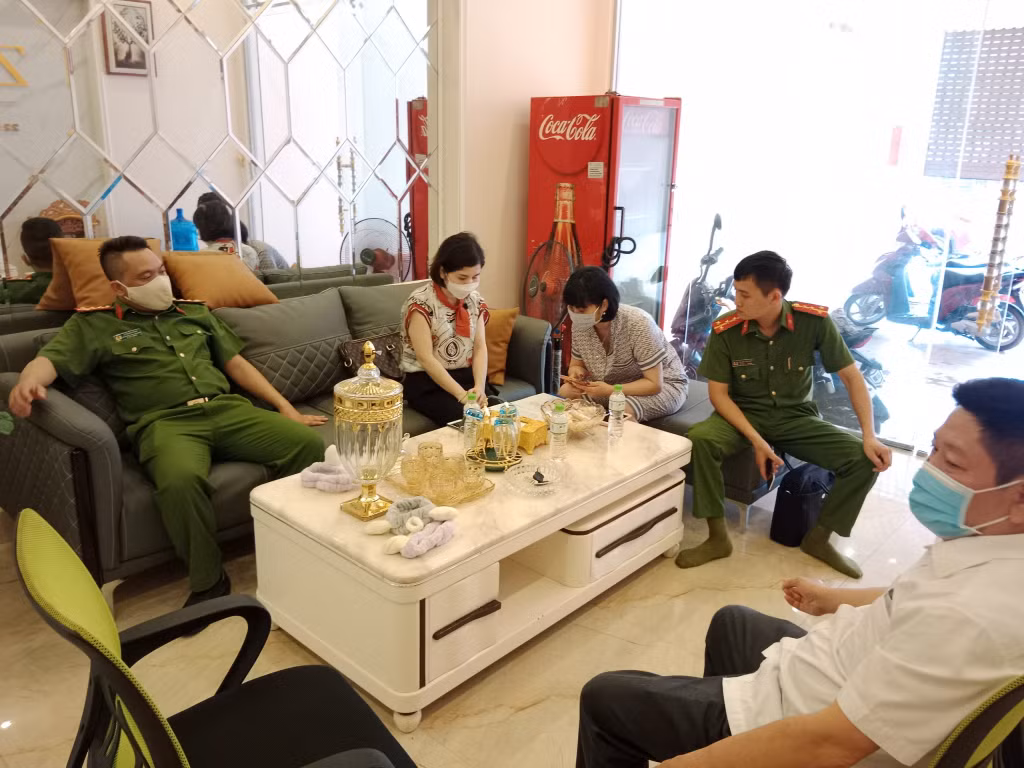 Đoàn kiểm tra liên ngành của TP Móng Cái lập biên bản xử lý vi phạm hành chính đối với cơ sở này.