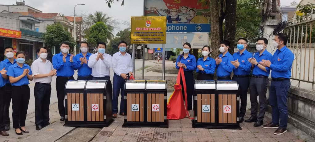 Đoàn Khối các cơ quan tỉnh trao 30 thùng rác gỗ đôi để lắp đặt tại công trình “Tuyến đường thanh niên tham gia xây dựng nông thôn mới nâng cao” tại xã Quảng La, TP Hạ Long.