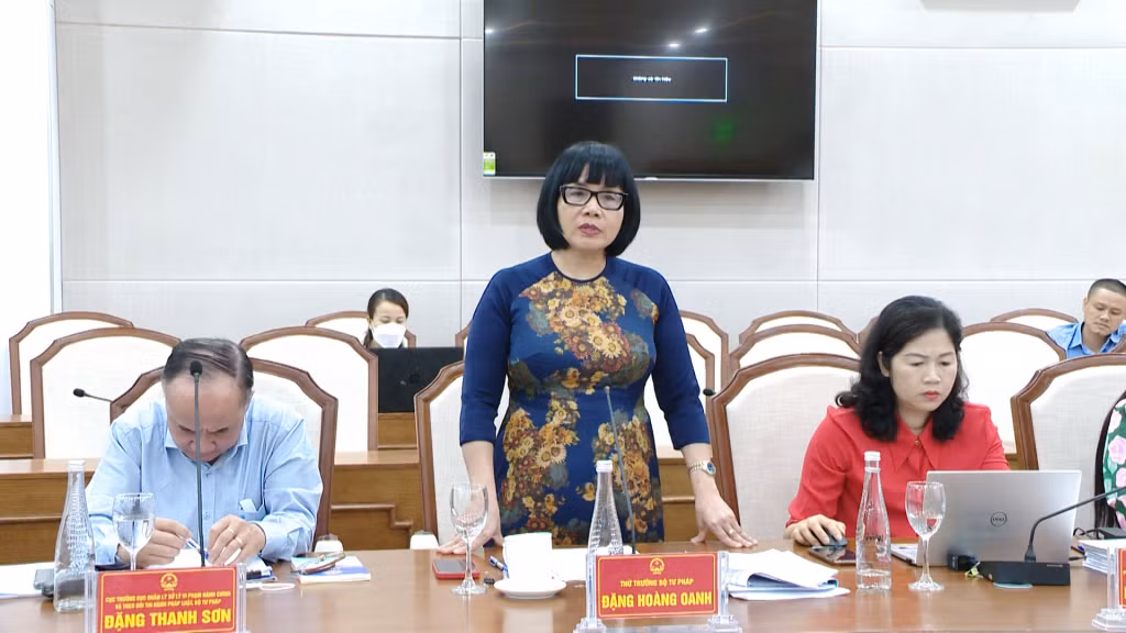 Thứ trưởng Bộ Tư pháp Đặng Hoàng Oanh phát biểu tại buổi làm việc.