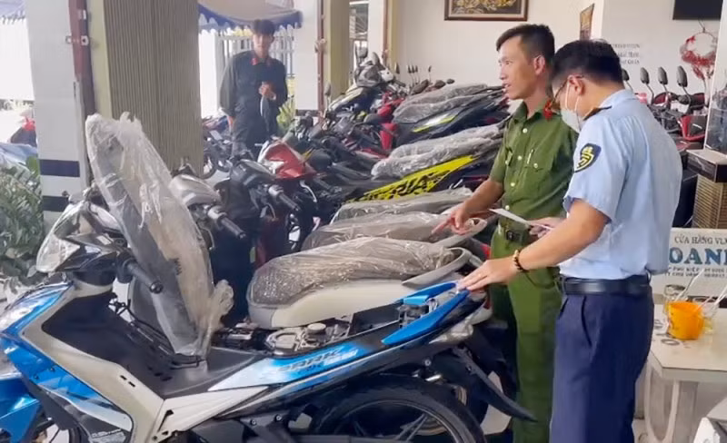 Tổ công tác kiểm tra tang vật.