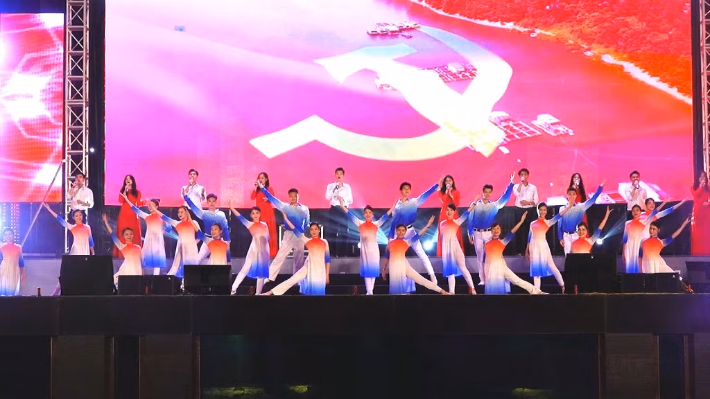Đêm nhạc gây ấn tượng sâu sắc với khán giả nhờ thể hiện tình yêu và lòng tự hào với quê hương, đất nước.