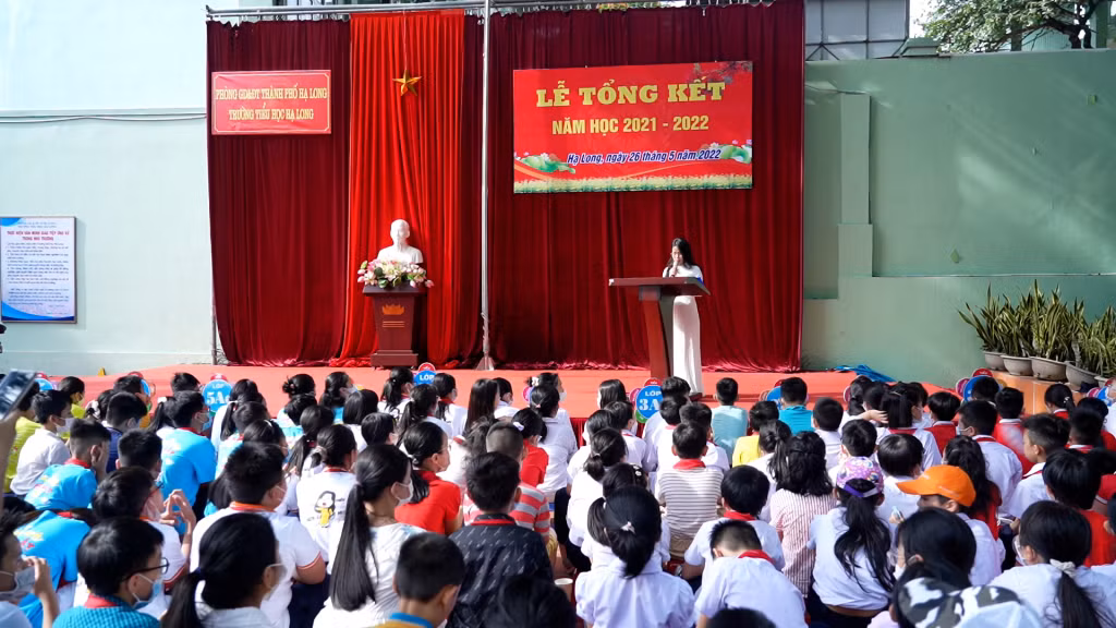 Cô giáo Nguyễn Thị Thu Thủy, Hiệu trưởng Trường Tiểu học Hạ Long, tổng kết các thành tích nhà trường đã đạt được trong năm học 2021-2022.