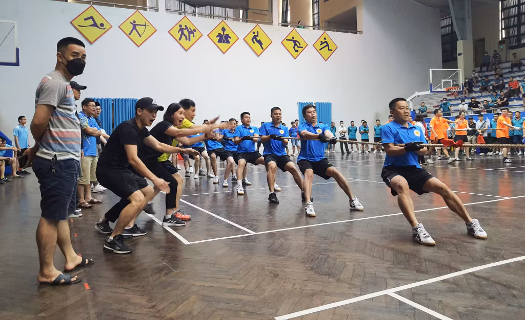 Các vận động viên thi đấu môn kéo co.