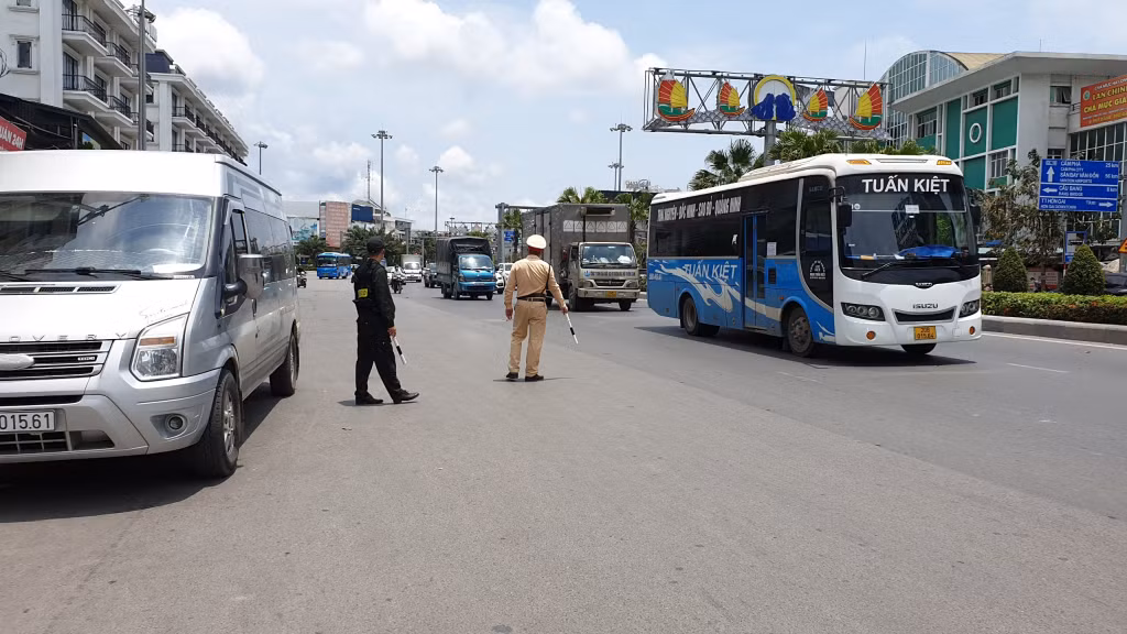 Lực lượng Cảnh sát giao thông tuần tra, kiểm soát, đảm bảo ATGT trên địa bàn TP Hạ Long.