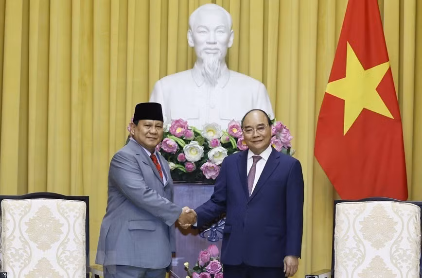 Chủ tịch nước Nguyễn Xuân Phúc tiếp Bộ trưởng Quốc phòng Indonesia Prabowo Subianto. (Ảnh: TTXVN)