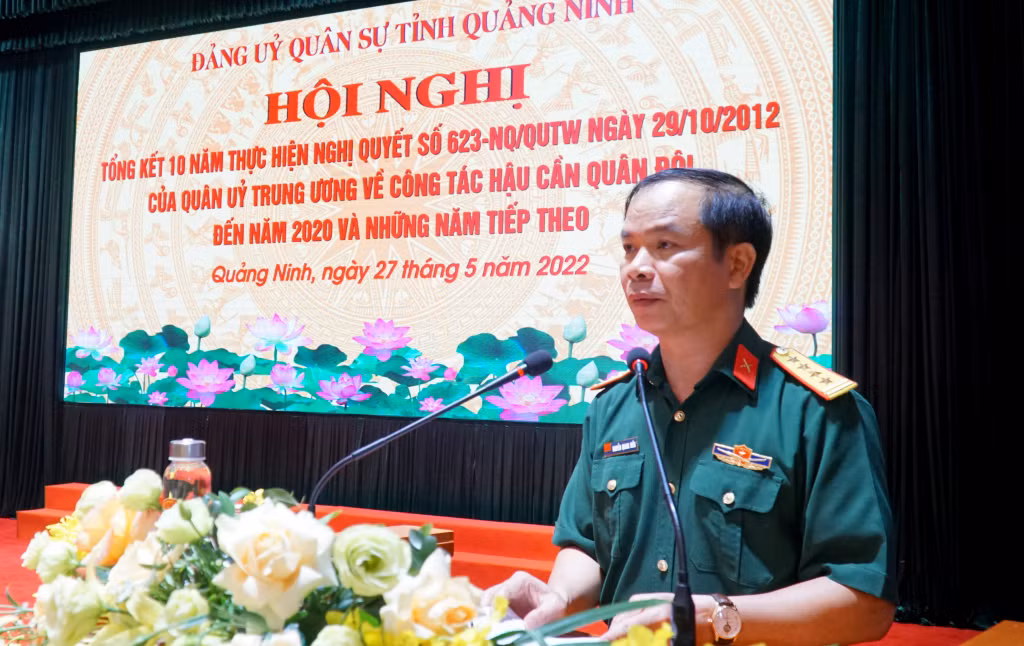 Đại tá Nguyễn Quang Hiến, Phó Bí thư Thường trực Đảng ủy, Chính ủy Bộ CHQS tỉnh phát biểu tại hội nghị.
