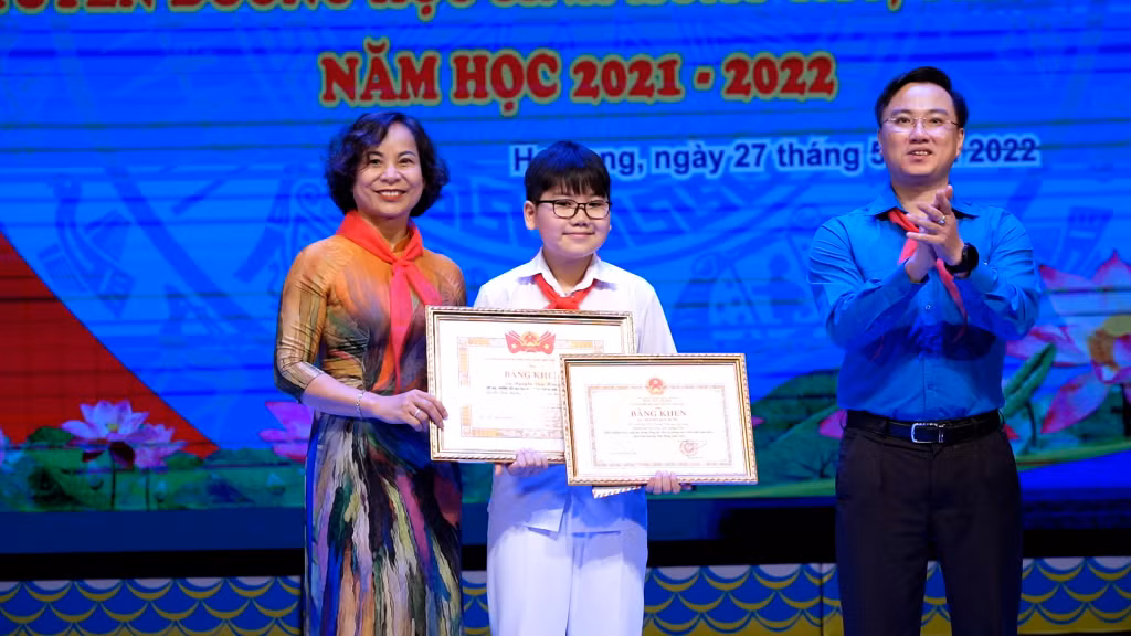 Em Nguyễn Duy Hưng, lớp 5A5 nhận bằng khen của Trung ương Đoàn TNCS HCM và Bộ Giáo dục - Đào tạo.