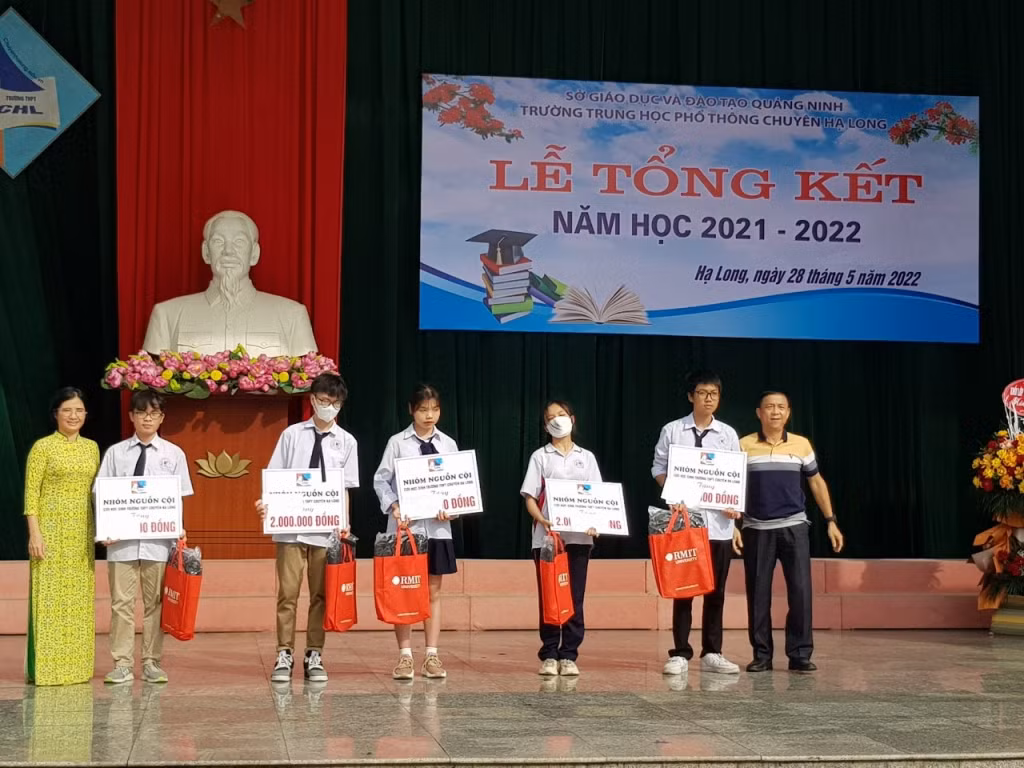 Đại diện Nhóm Nguồn Cội - Cựu học sinh Trường THPT Chuyên Hạ Long trao thưởng cho các học sinh vượt khó vươn lên trong học tập.