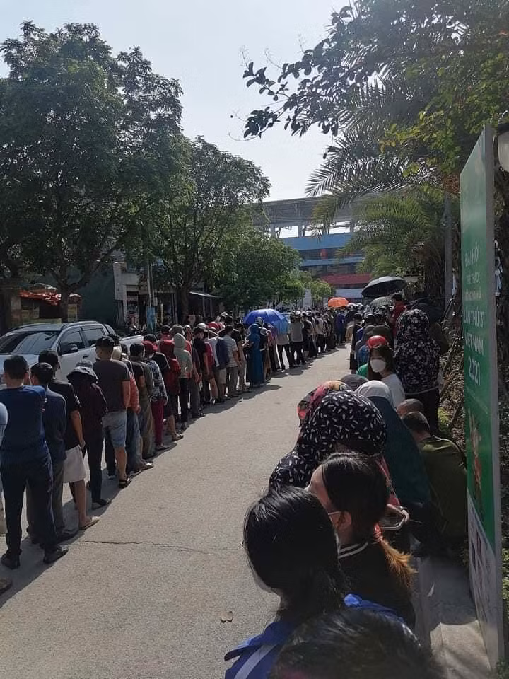 Dòng người xếp hàng dài trong sáng nay để nhận vé mời.