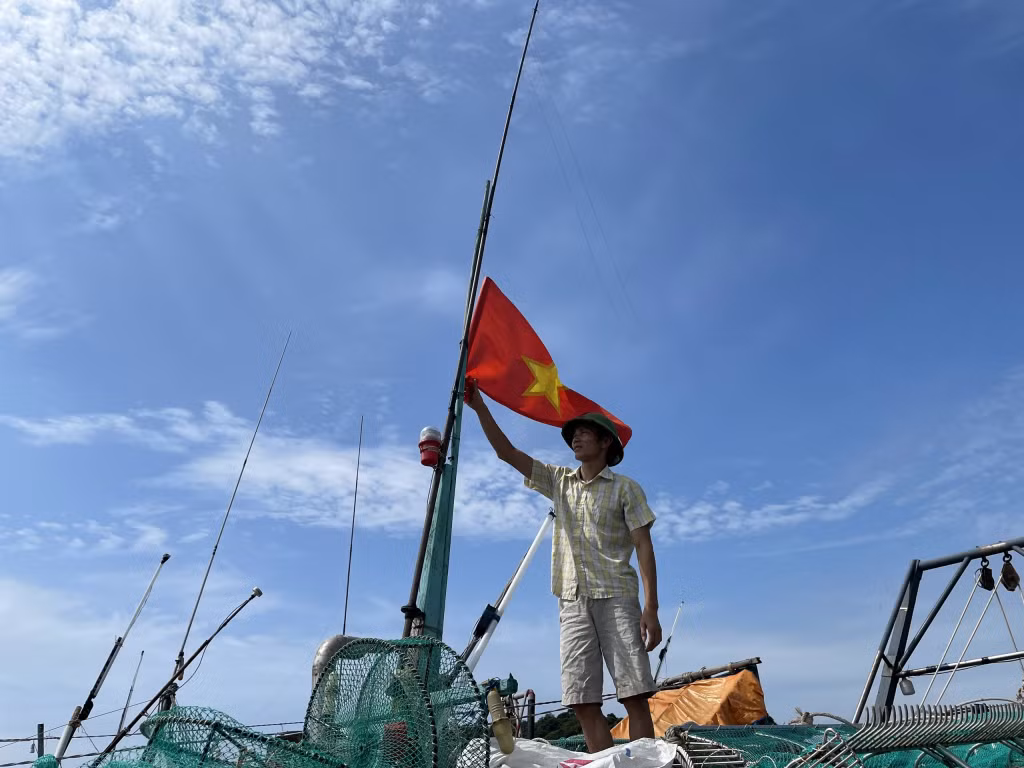 Ngư dân Nguyễn Văn Hường luôn treo cao lá cờ Tổ quốc trong mỗi hải trình vươn khơi bám biển.