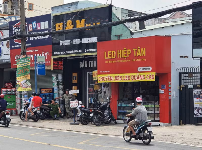 Công an khám nghiệm hiện trường vụ trộm.